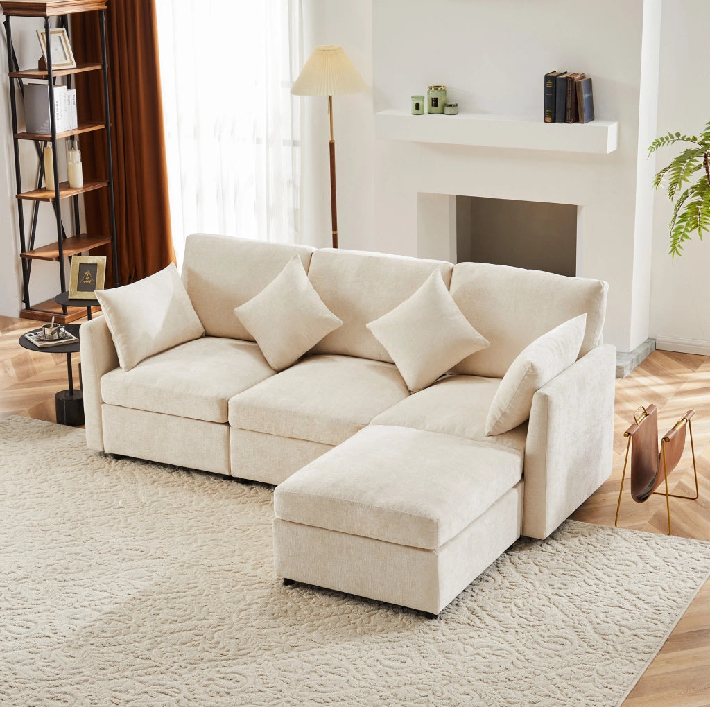 Divano angolare modulare 3 posti in ciniglia beige con poggiapiedi mobile e quattro cuscini