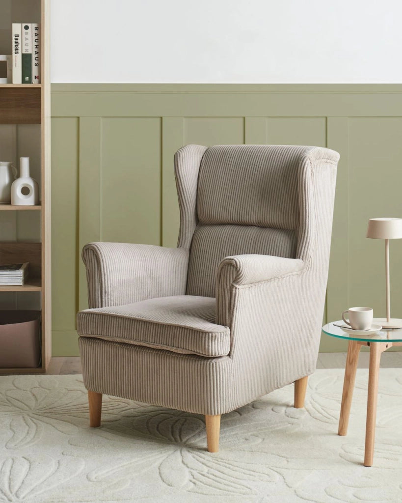 Poltrona Wingback Rivestimento in velluto a coste beige Schienale alto Gambe in legno Soggiorno tradizionale retrò