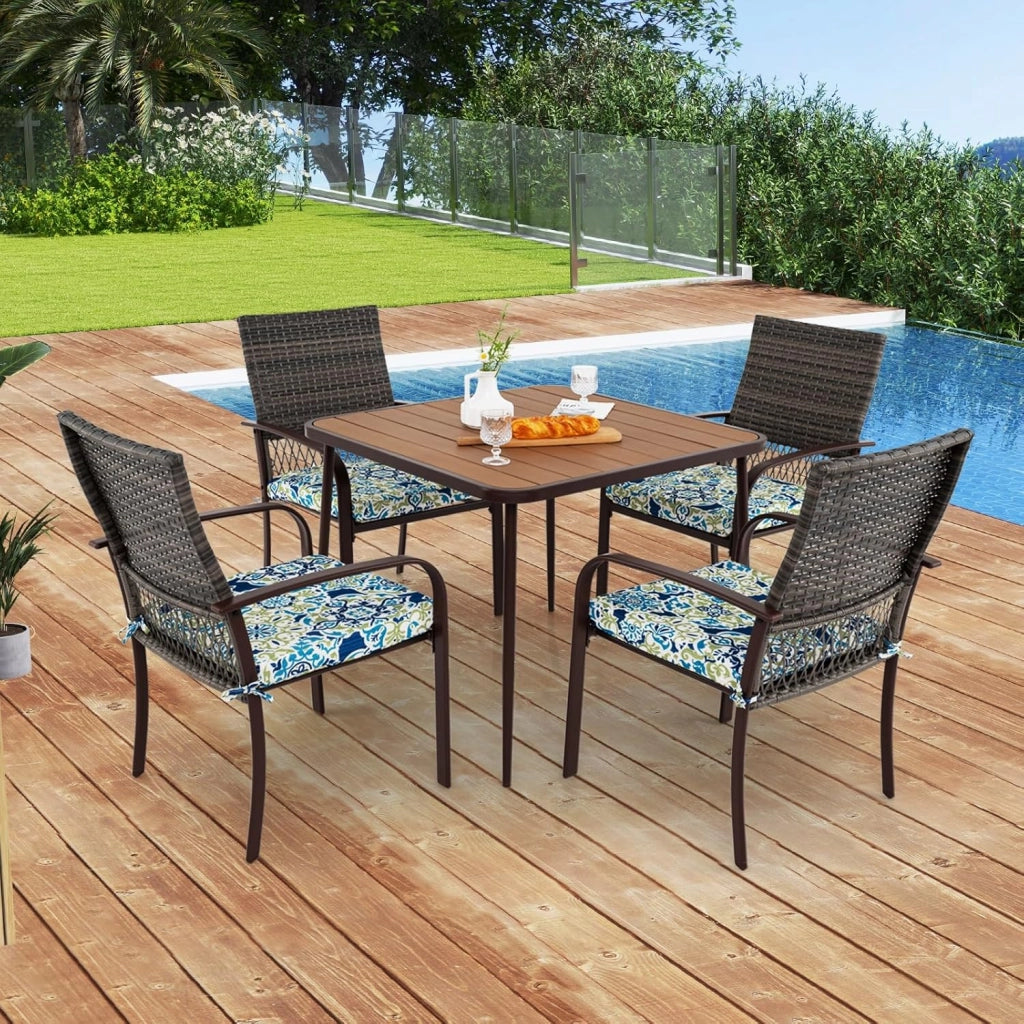Set di mobili da giardino in rattan, per 4 persone, set da pranzo, 4 sedie con tavolo, sedie da giardino con cuscino, tavolo da giardino in WPC con foro per ombrellone