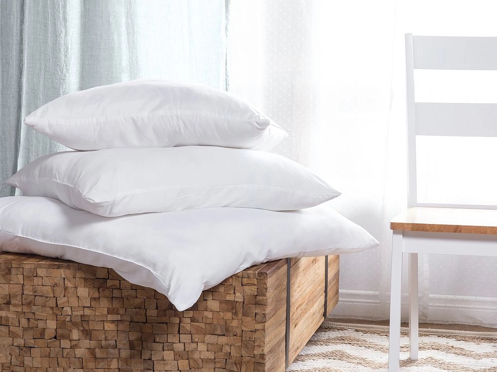 Set 2 Cuscini Letto di colore Bianco Microfibra 80 x 80 cm Morbido stile moderno contemporaneo