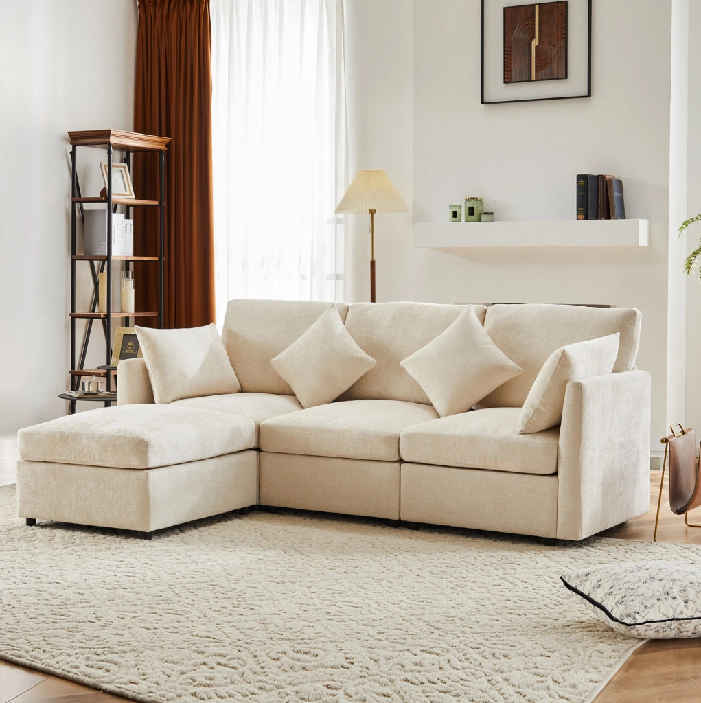 Divano angolare modulare 216x161x81 cm in chenille beige con pouf mobile e 4 cuscini –