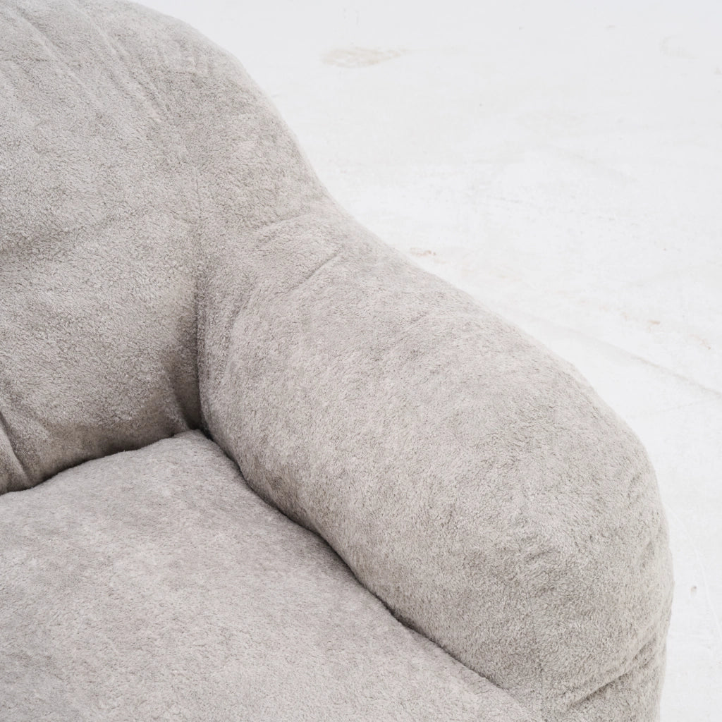 Poltrona pouf con schienale ergonomico e imbottitura in pelliccia sintetica grigio chiaro