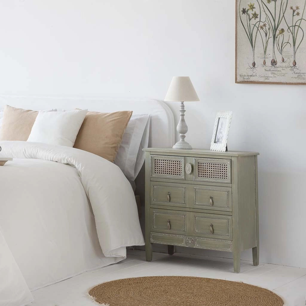 Comodino in legno con 3 cassetti, dimensioni 65x36x70 cm.