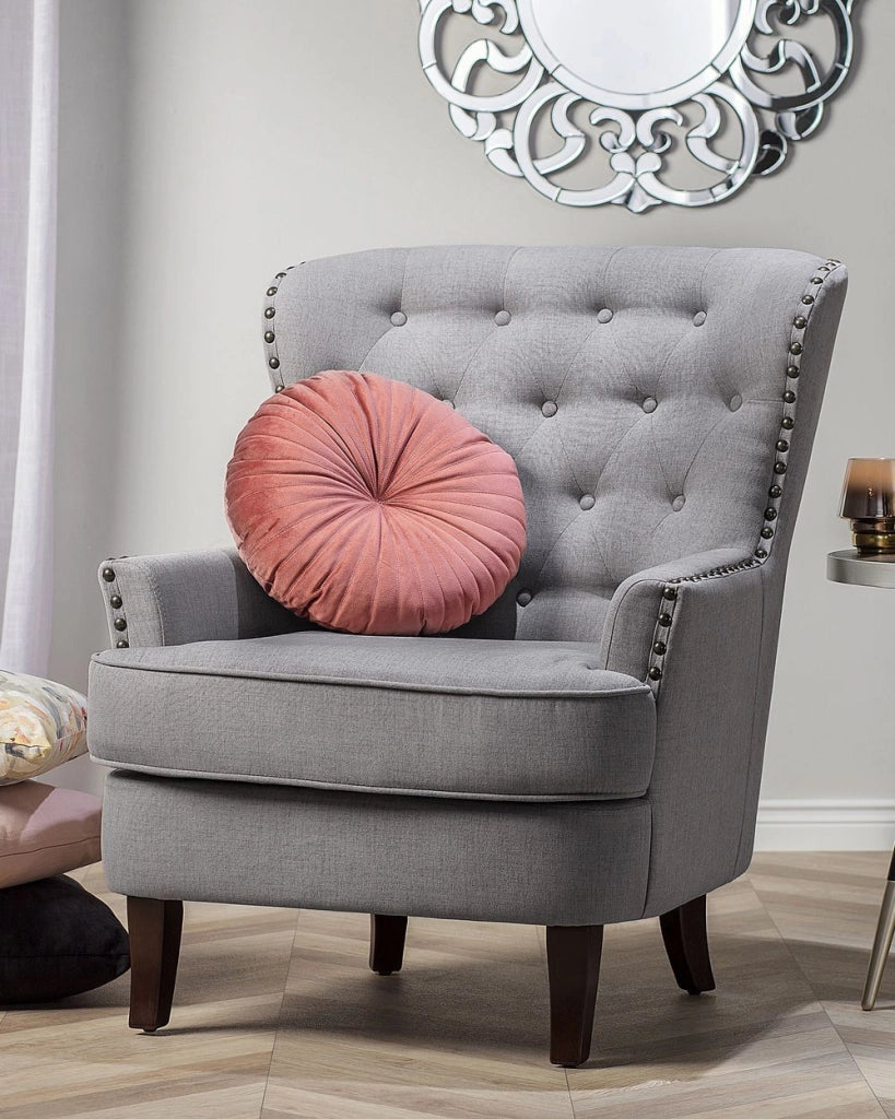 Poltrona Wingback Pulsante grigio chiaro Schienale capitonné Gambe nere Rifiniture a testa chiodata Elegante soggiorno in stile Chesterfield