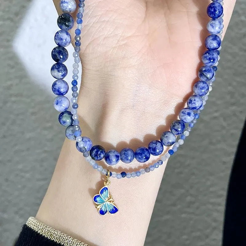 Collana in porcellana sfumata fatta a mano: gioiello impilabile con perline irregolari