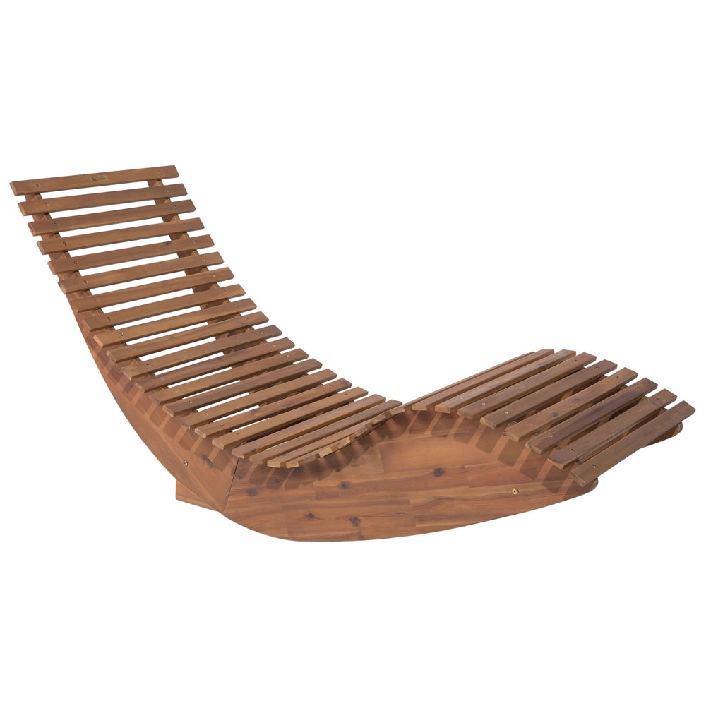 Lettino prendisole a doghe in legno di acacia chiaro con design a dondolo a forma curva con cuscino di seduta blu