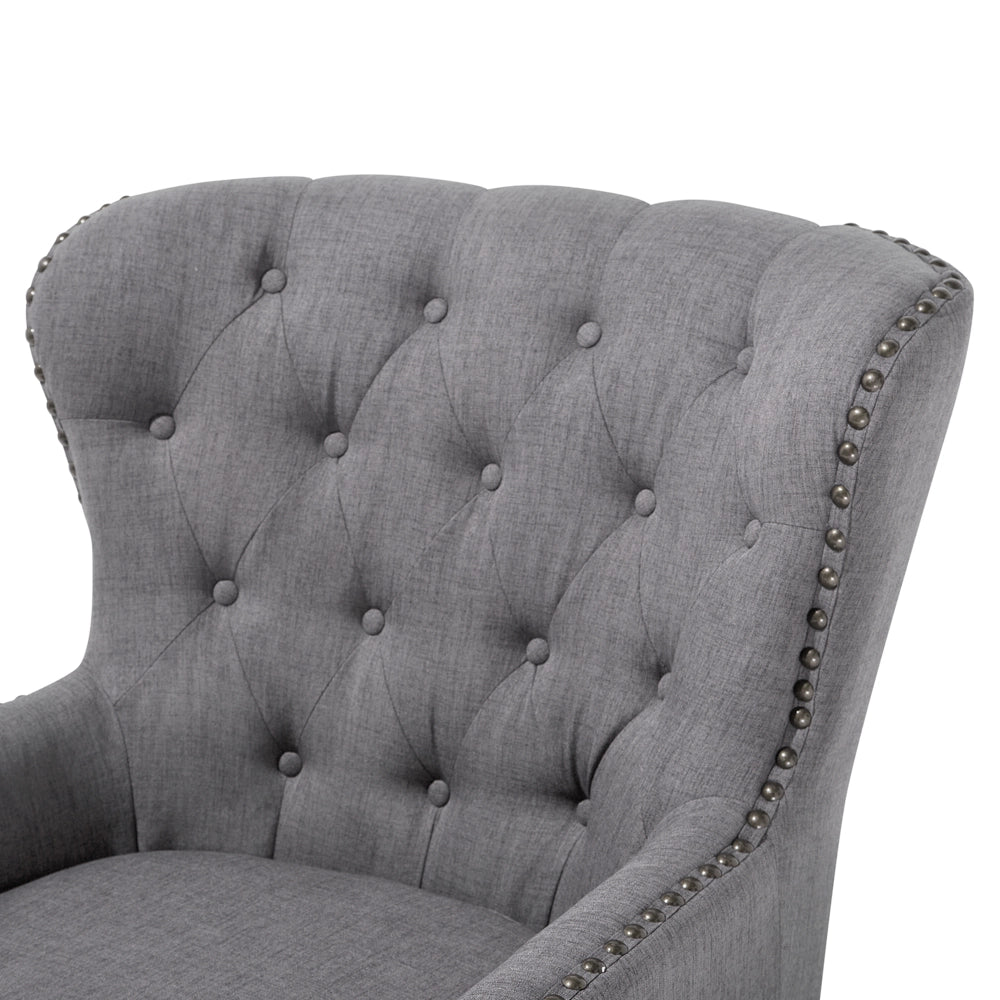 Poltrona Wingback Pulsante grigio chiaro Schienale capitonné Gambe nere Rifiniture a testa chiodata Elegante soggiorno in stile Chesterfield