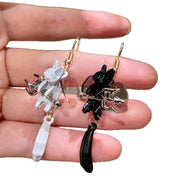 Simpatici orecchini a gancio asimmetrici a forma di orecchie di gattino in bianco e nero, piccoli orecchini a forma di angelo gatto (versione AB).