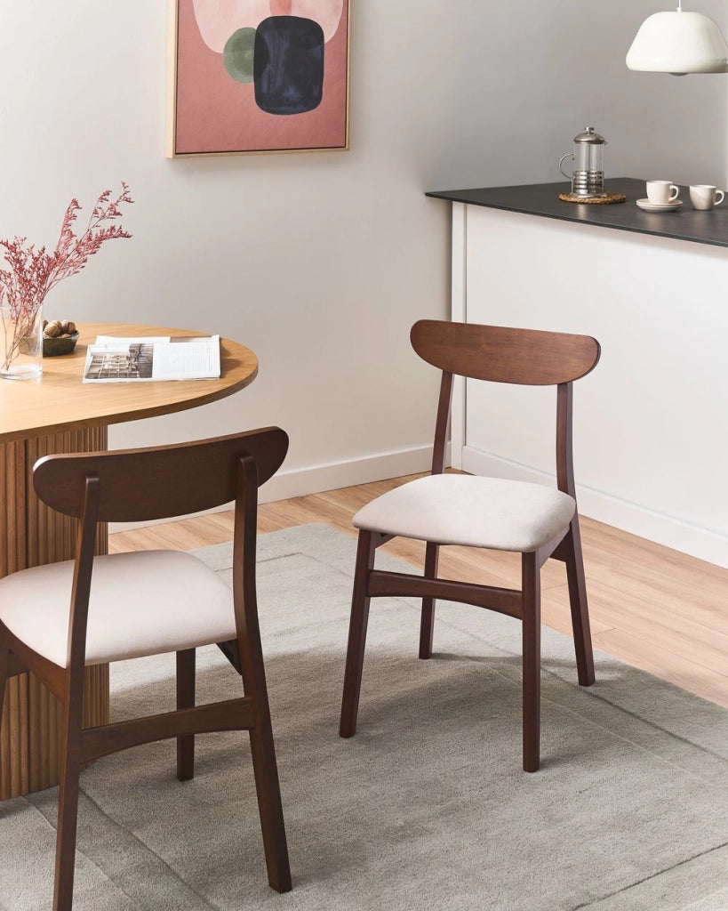 Set di 2 sedie da pranzo con struttura in legno di gomma marrone e beige chiaro, seduta in tessuto, senza braccioli, design retrò