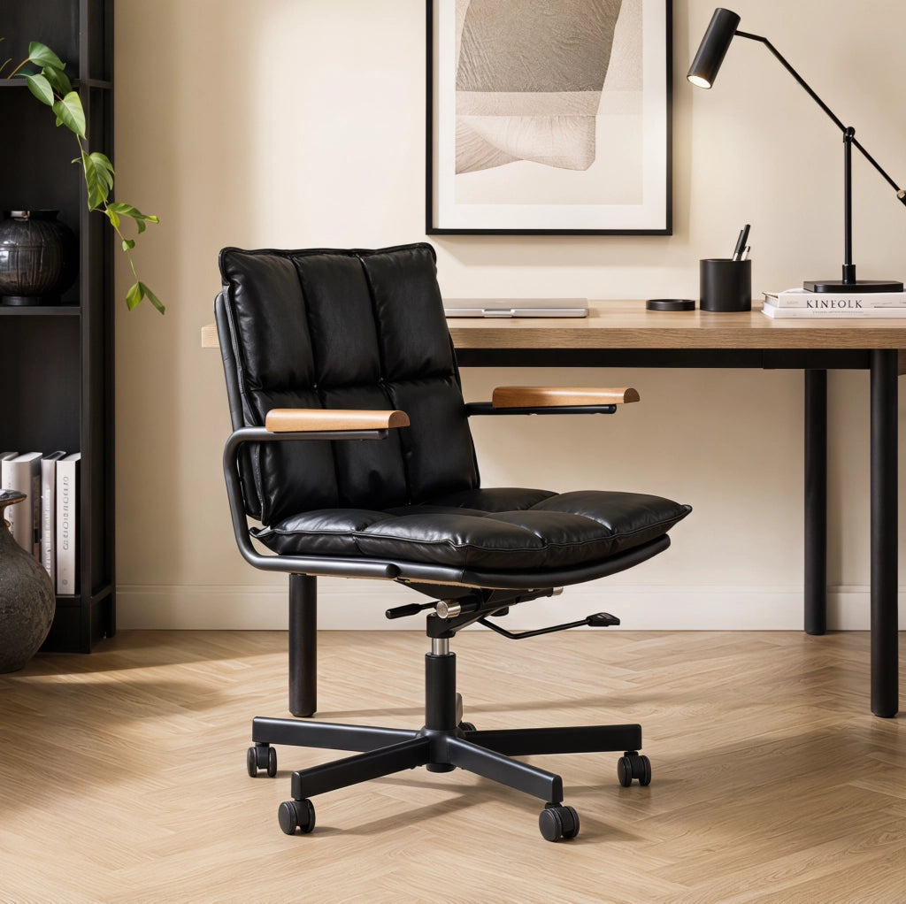 Sedia da ufficio in pelle con ruote a 360°; braccioli in legno; base a 5 razze; nera