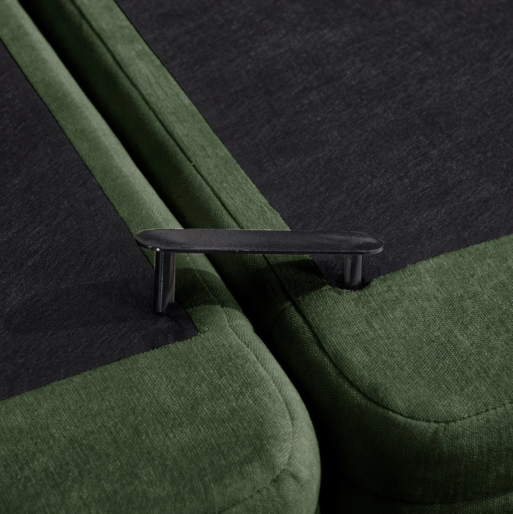 Divano modulare a L in chenille verde con pouf; cuscini lombari e bracciolo; 176x143x88 cm