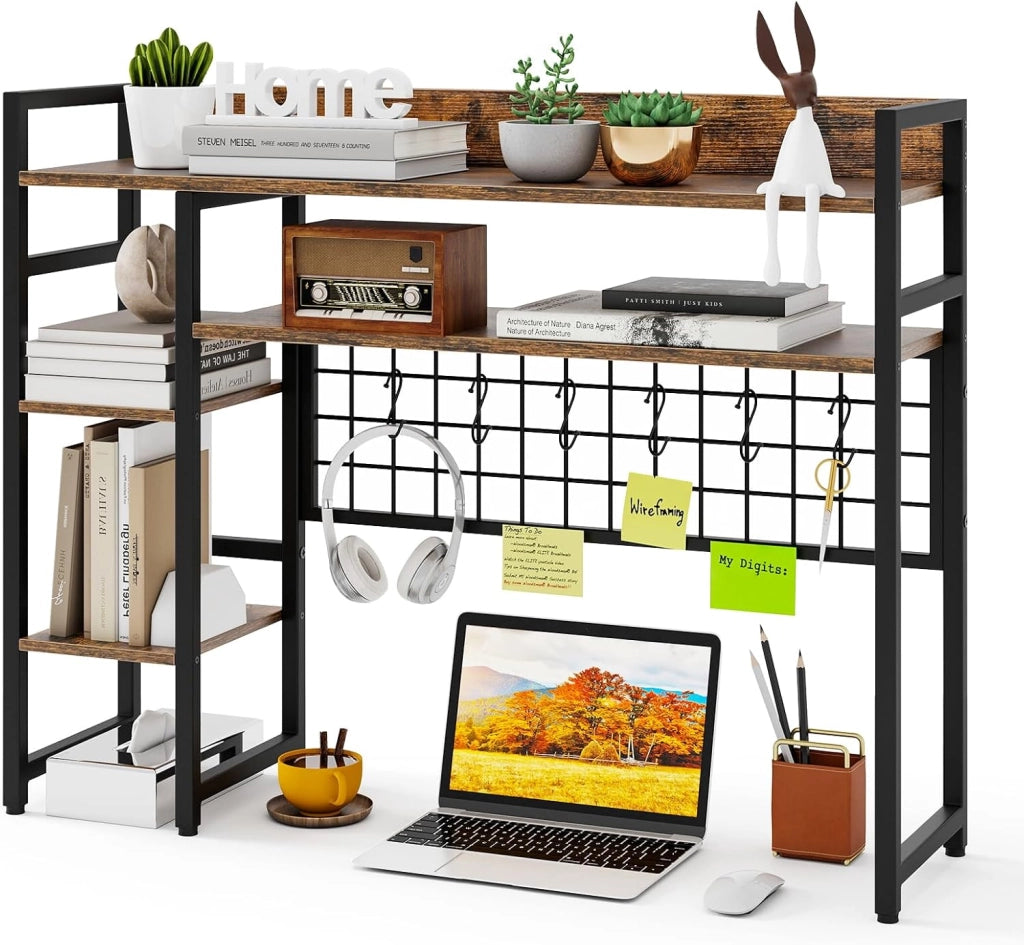Mensola da Scrivania, Scaffale Espositivo a 4 Ripiani con Pannello a Griglia Metallica e 6 Ganci, Organizzatore da Scrivania per Computer, per Ufficio Casa Dormitorio, 94x25x73,5 cm (Marrone)