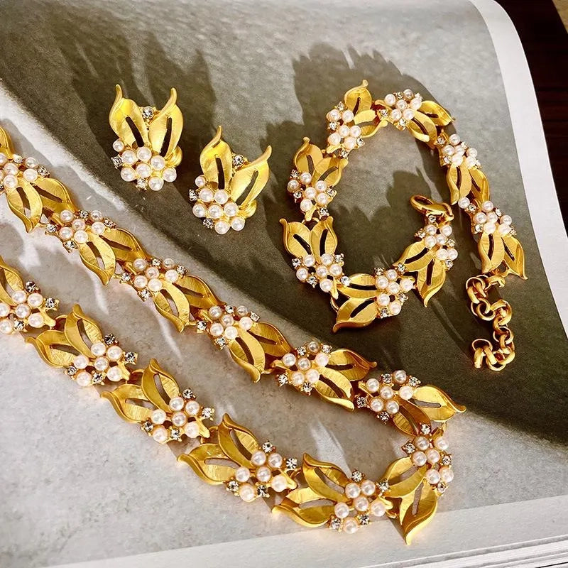 Set di gioielli vintage fatti a mano con perle di grano dorate: collana, bracciale e orecchini