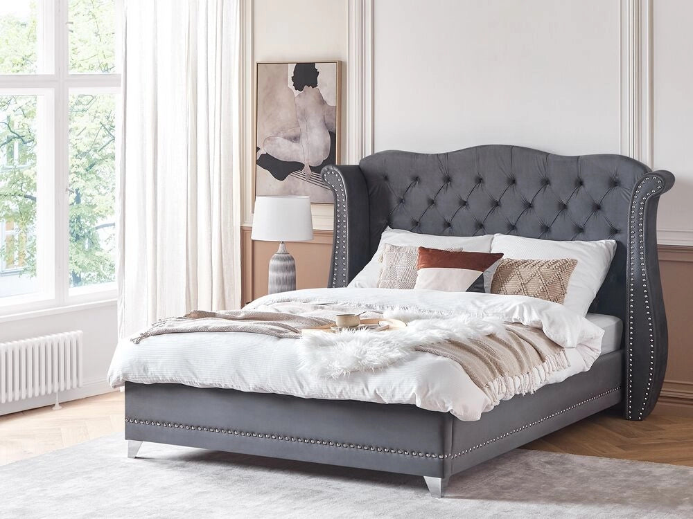 Letto 180 x 200 cm in velluto grigio con base a doghe con bottoni per testiera trapuntata