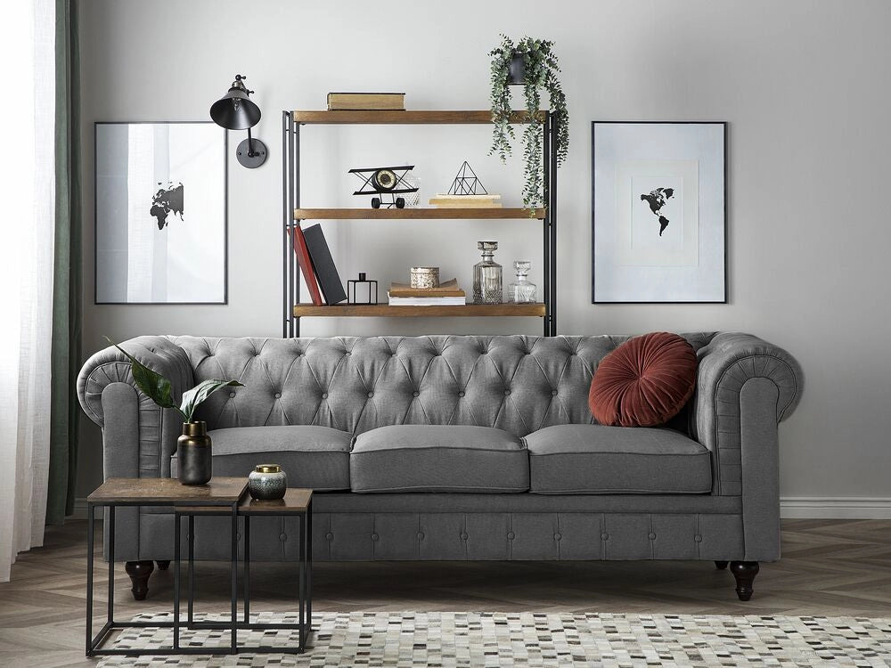 Divano Chesterfield Rivestimento in Tessuto Grigio Chiaro Gambe in Legno Scuro 3 Posti Contemporaneo