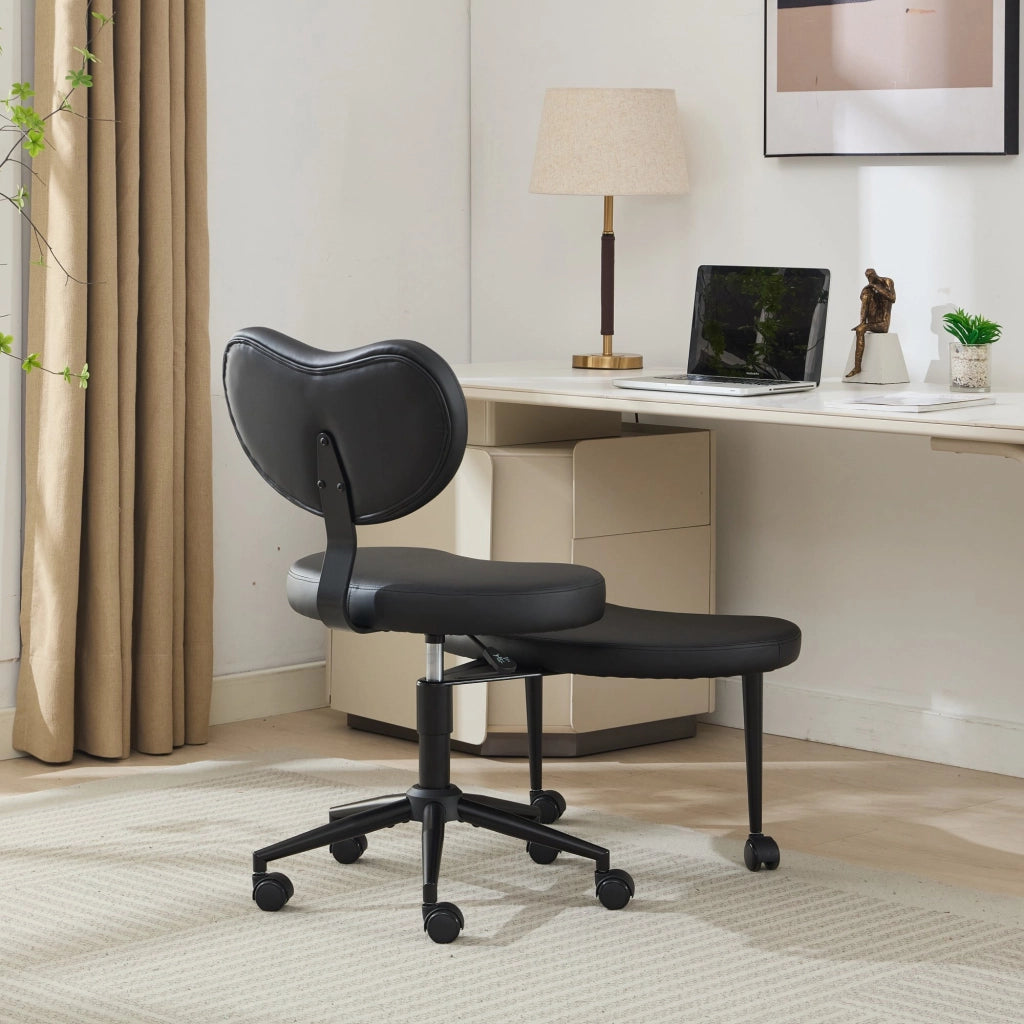 Sedia da ufficio ergonomica con seduta flessibile, poggiapiedi girevole e supporto lombare in pelle PU nera