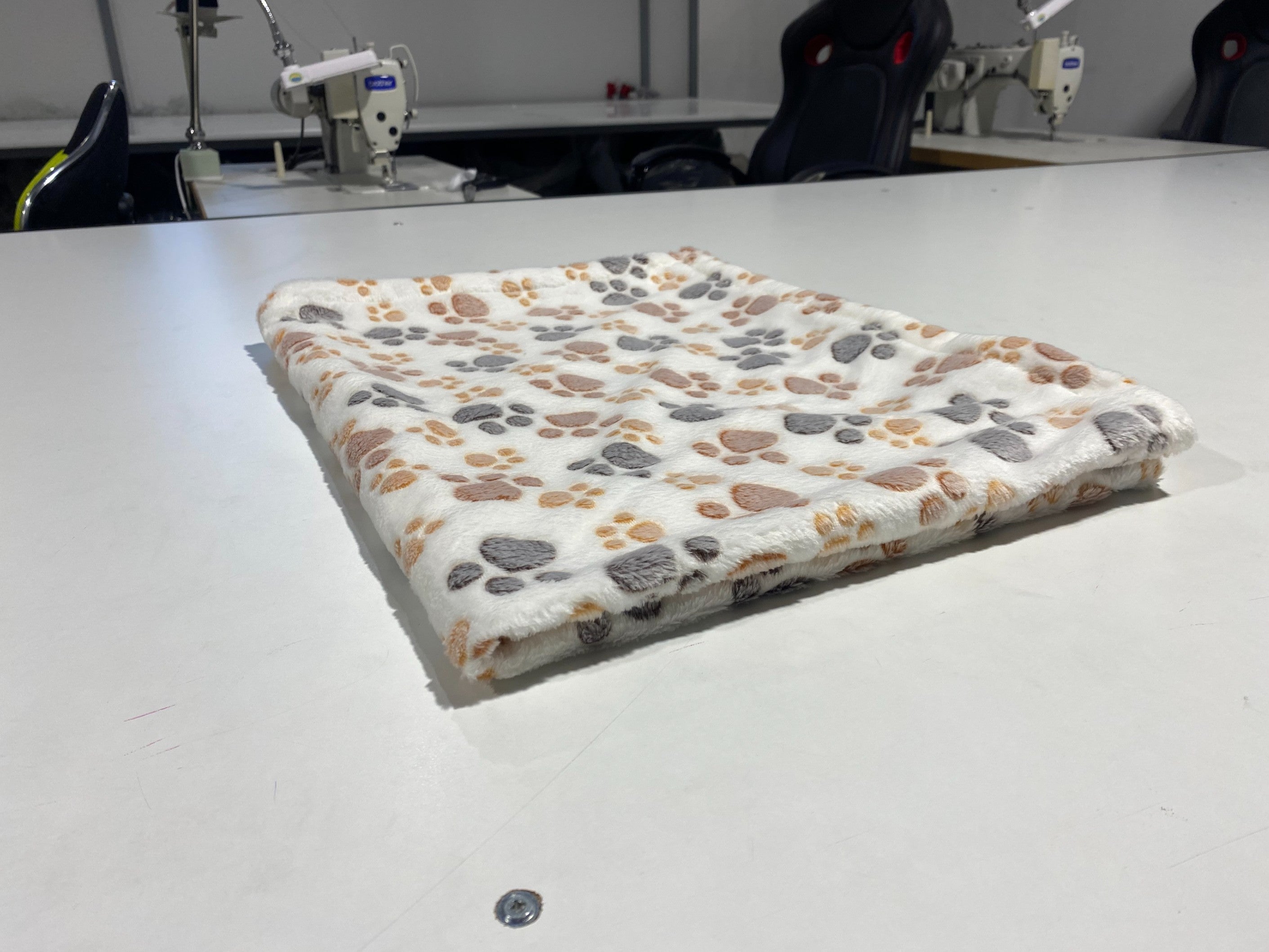AIO FACTORY Coperta in pile 100x70 cm Coperta per cani con zampe marrone-grigio bianca
