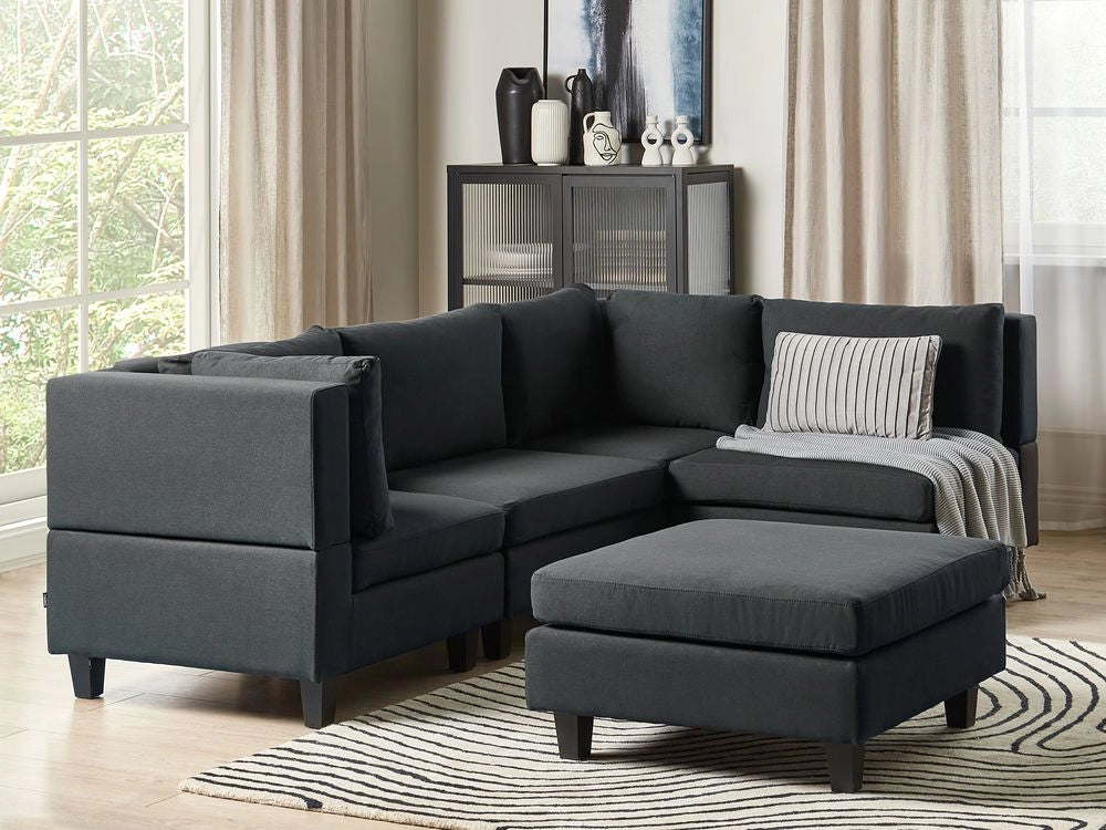 Divano componibile 4 posti imbottito in tessuto nero con gambe nere schienale imbottito lato sinistro con pouf stile moderno