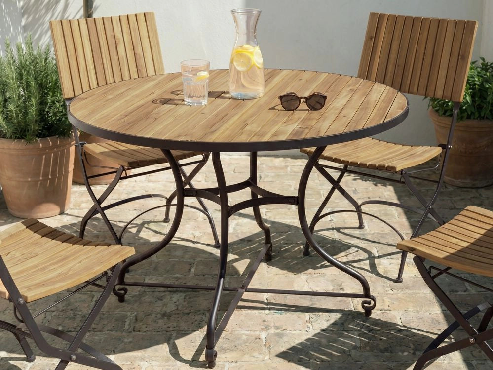 Tavolo da pranzo da giardino in stile rustico moderno con struttura in acciaio e piano in legno di acacia marrone chiaro