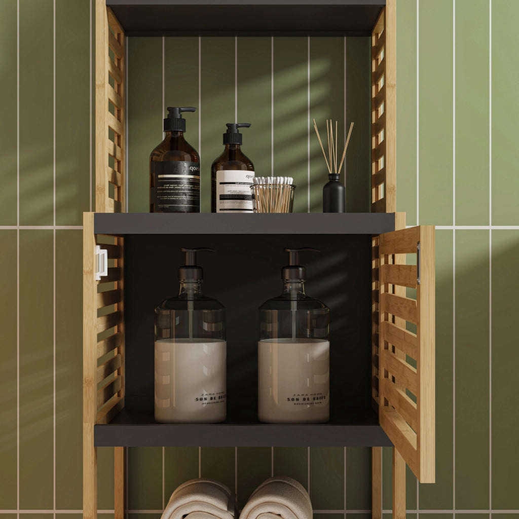 Scaffale da Bagno Kydesby in Bambù con 5 Ripiani Aperti e Scomparto ad Anta 170 x 39 x 30 cm - Naturale / Grigio [en.casa]