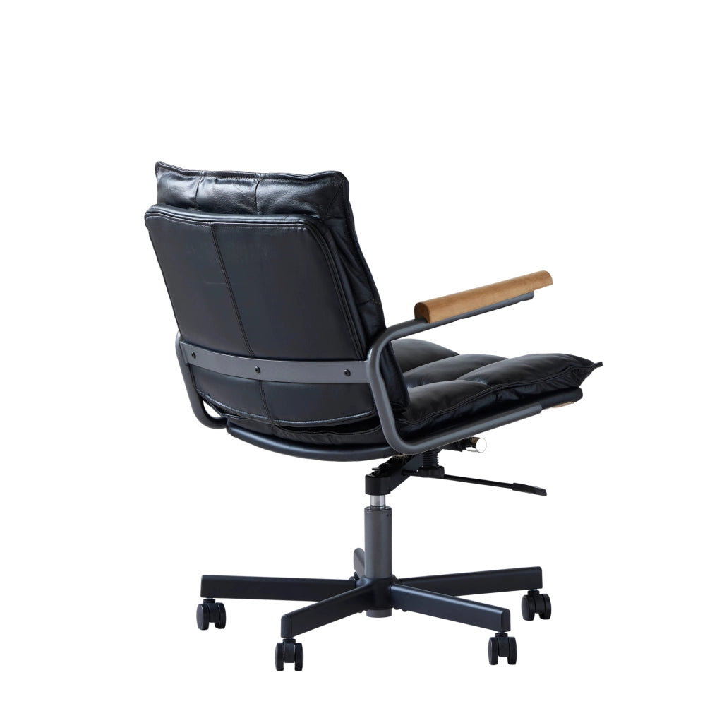 Sedia da ufficio in pelle nera con ruote e braccioli in legno