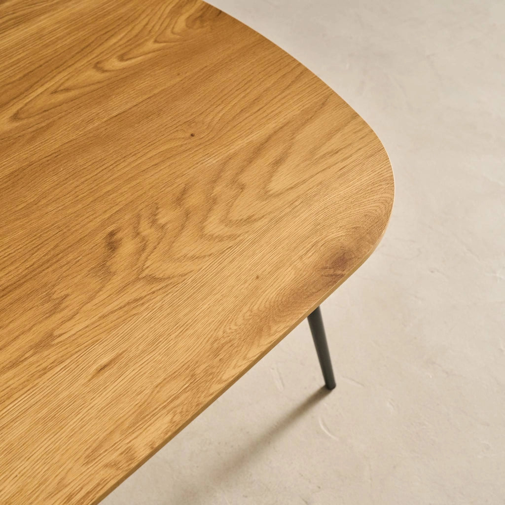 Tavolino rettangolare effetto rovere con gambe in metallo nero,
