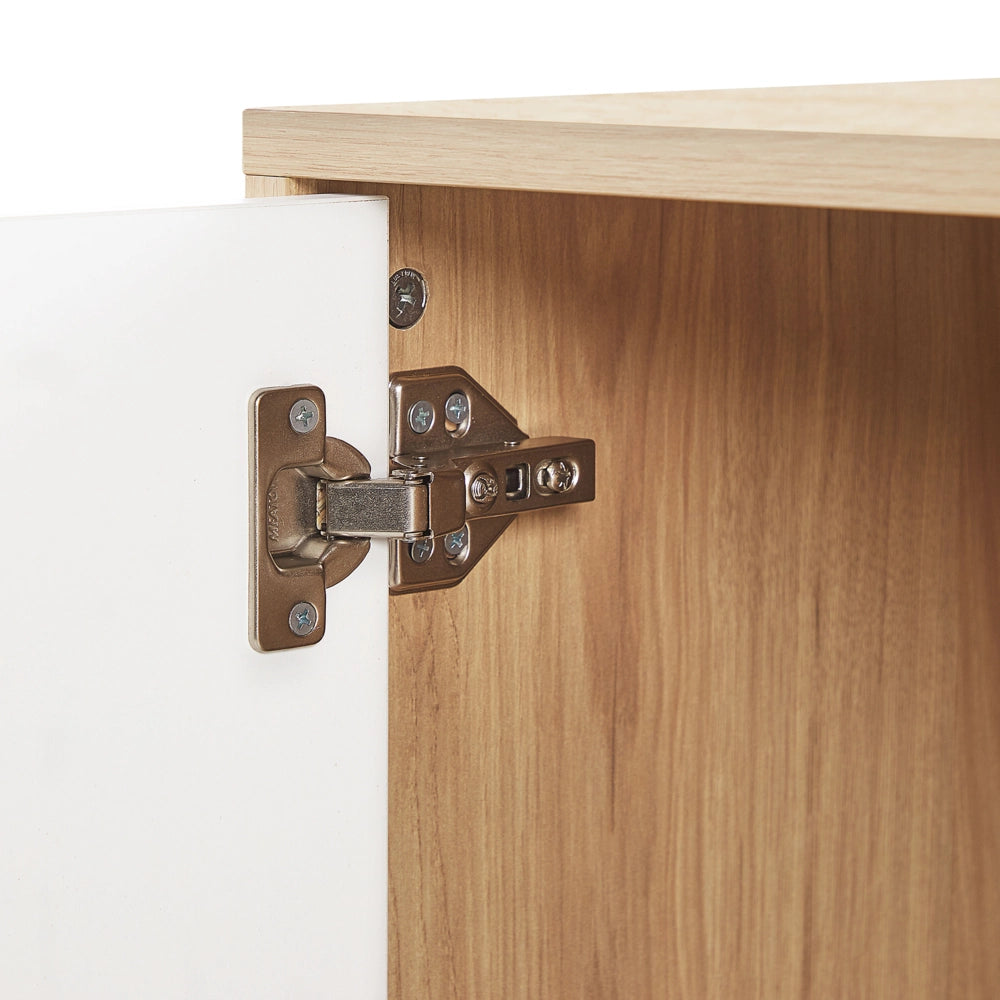 Credenza in legno chiaro con armadi in derivati del legno bianchi Scaffali per cassetti in stile retrò