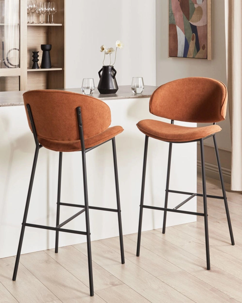 Set di 2 sgabelli da bar con sedile imbottito in tessuto arancione  senza braccioli schienale curvo stile moderno