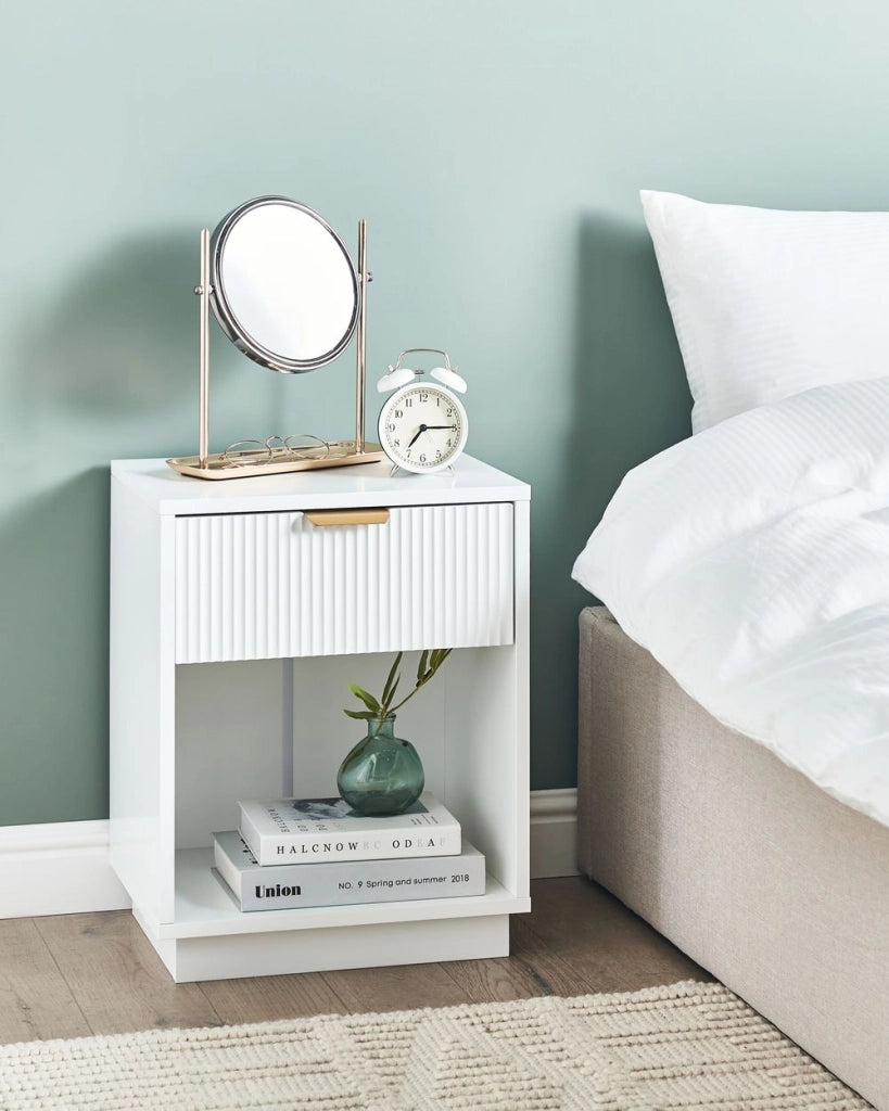 Comodino in MDF con 1 cassetto e maniglia dorata frontale scanalata 1 ripiano Bianco design moderno