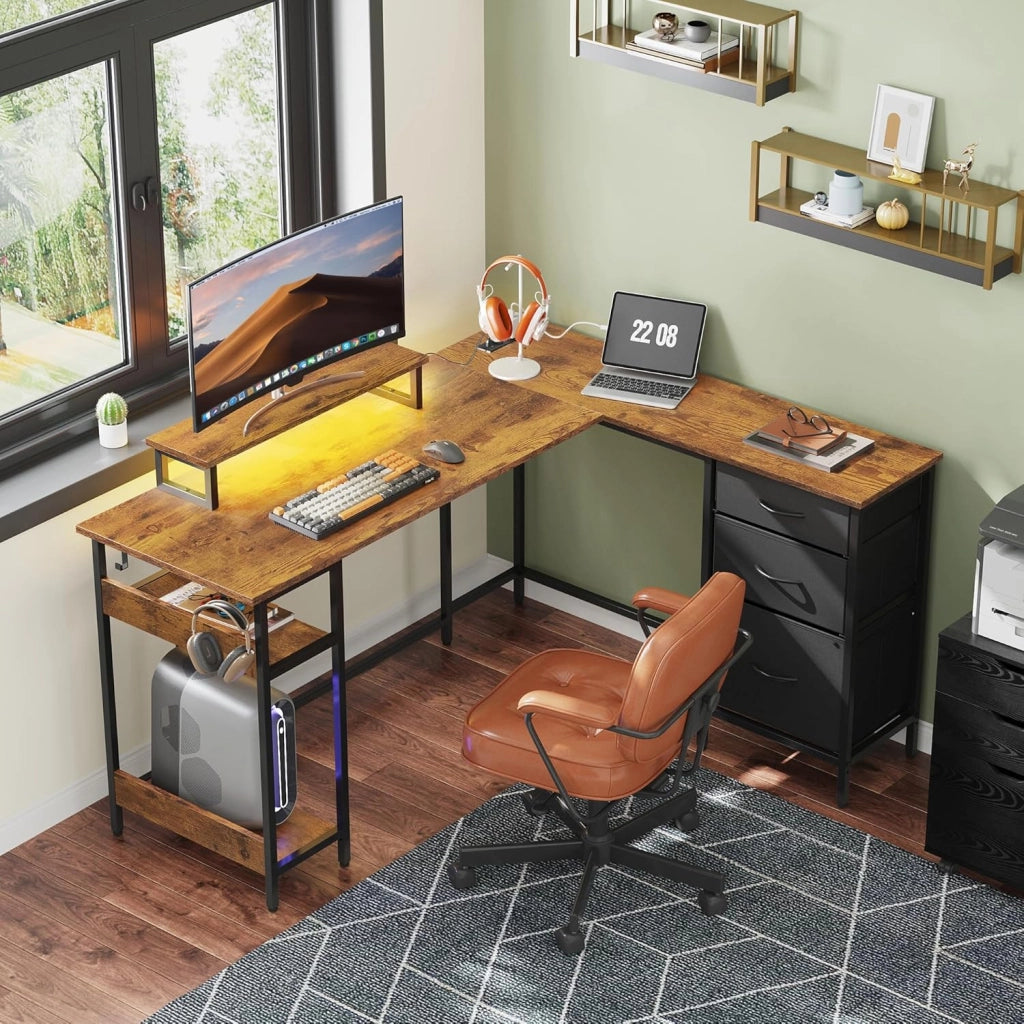 Scrivania angolare in legno ¨C zephmum ¨C 142x118 cm, con cassetti, presa e USB, marrone