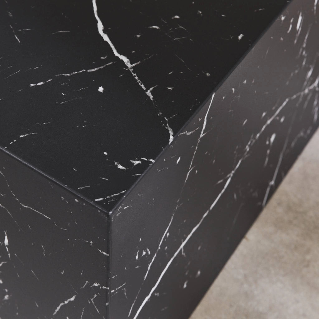 Set di 2 tavolini quadrati con effetto marmo, nero
