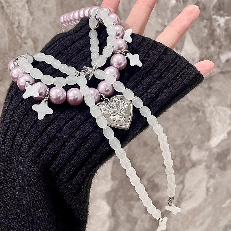 Collana con fiocco fatta a mano con perle rosa e viola.