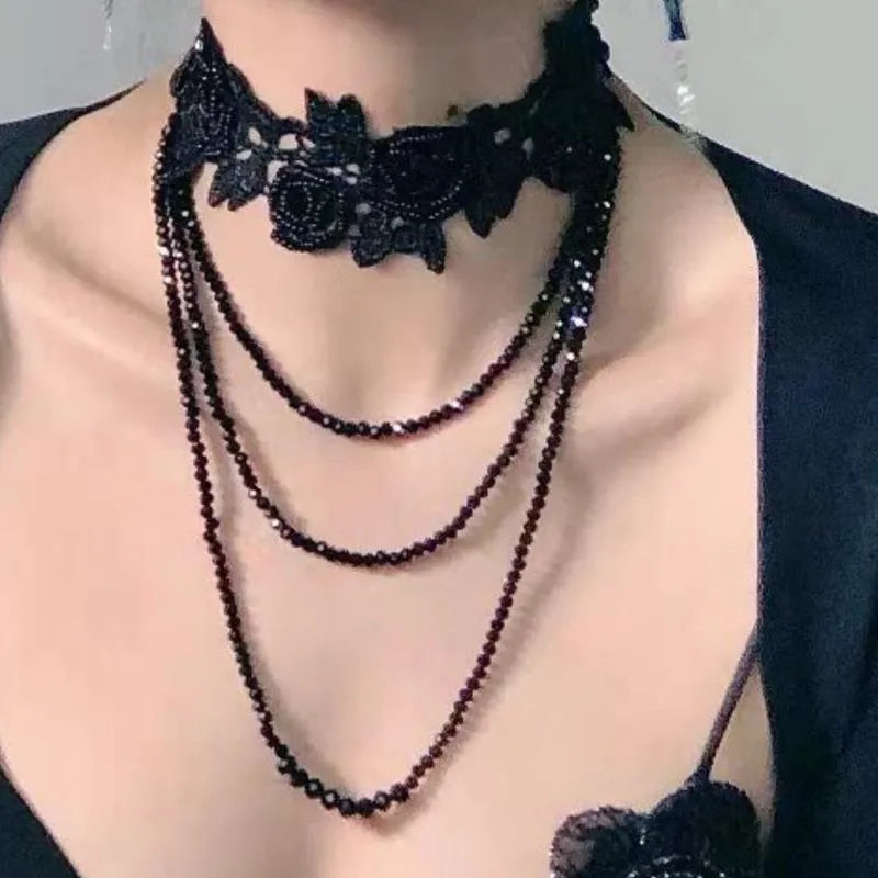 Collana ricamata a mano con rosa scuro e perline di cristallo, regalo di Natale o compleanno.