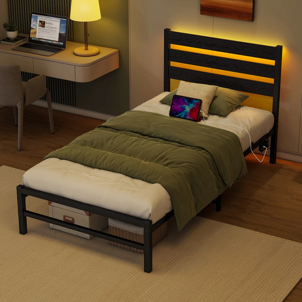 LETTO 90x200 cm in metallo nero con testiera in legno, LED RGB e USB