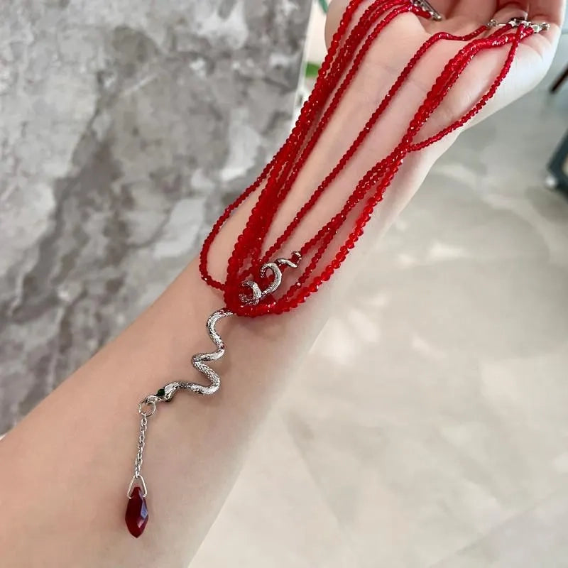 Collana a serpente impilabile con perline di cristallo rosso fatte a mano, regalo di Natale o di compleanno.