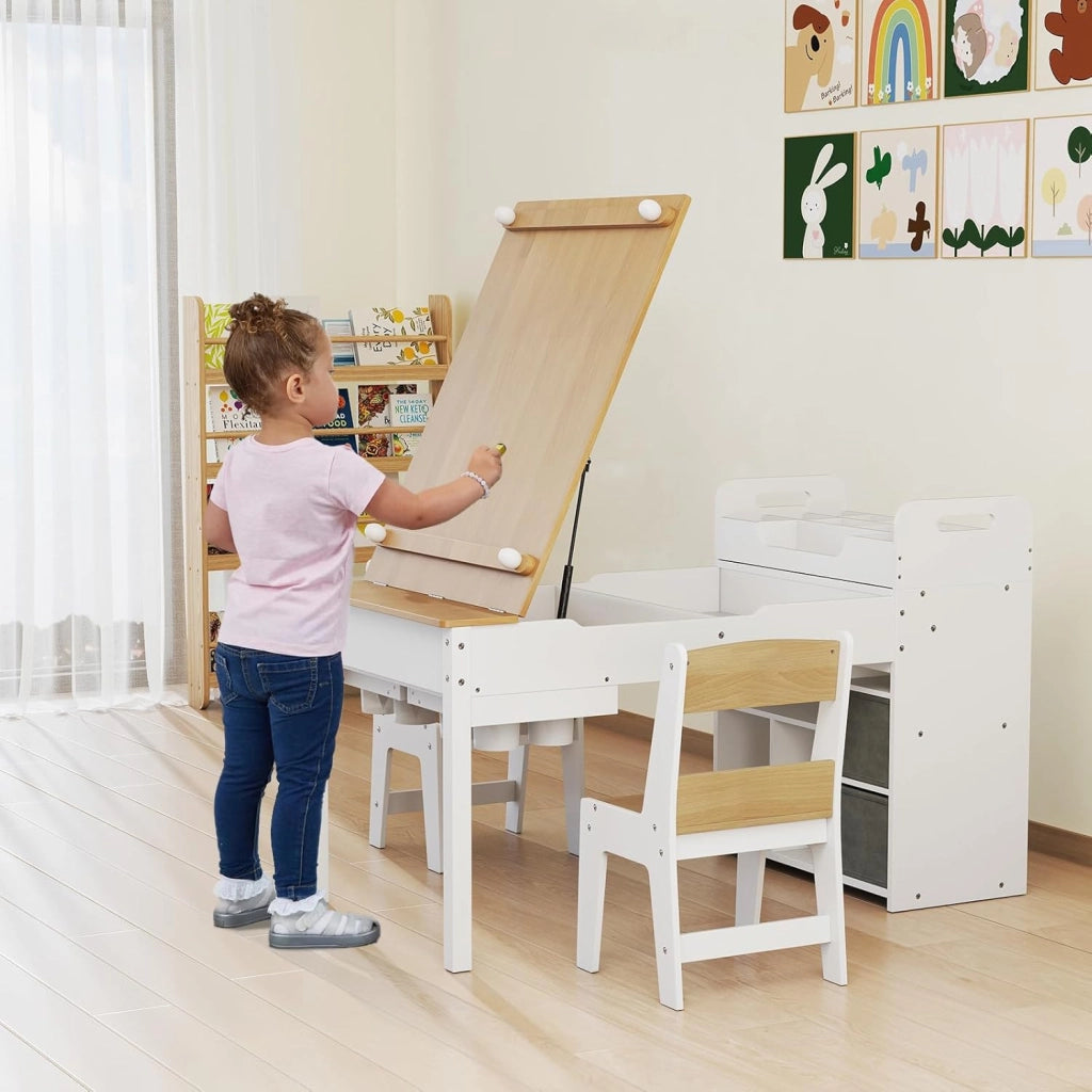 Set Tavolo e Sedie per Bambini con Rotolo di Carta, Tavolino per Cameretta con 2 Sedie, Piano Ribaltabile, Ripiani, 8 Bicchieri per Pittura, 2 Cassetti Nascosti e 2 Ceste di Tessuto (Naturale)