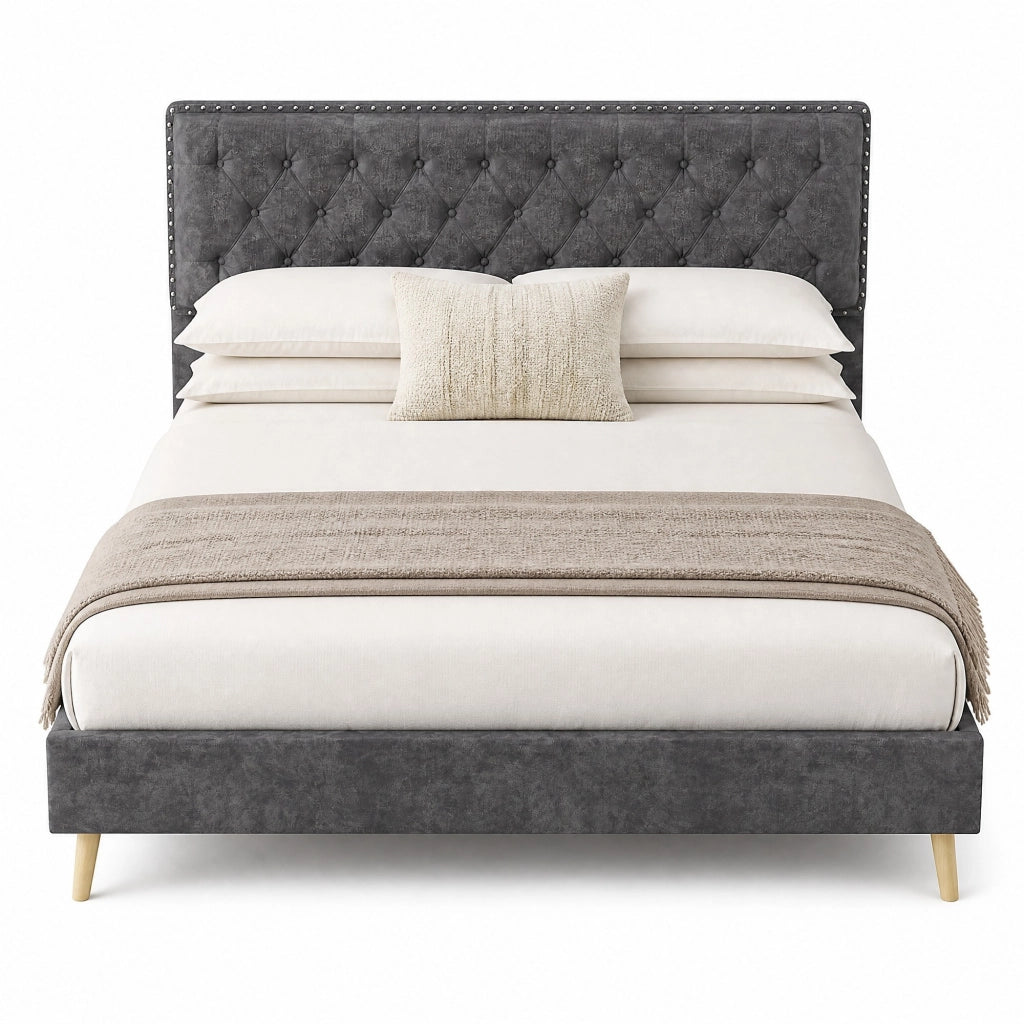 Letto 140 × 200 cm con testiera alta rivestito in velluto grigio con rete a doghe e borchie decorative