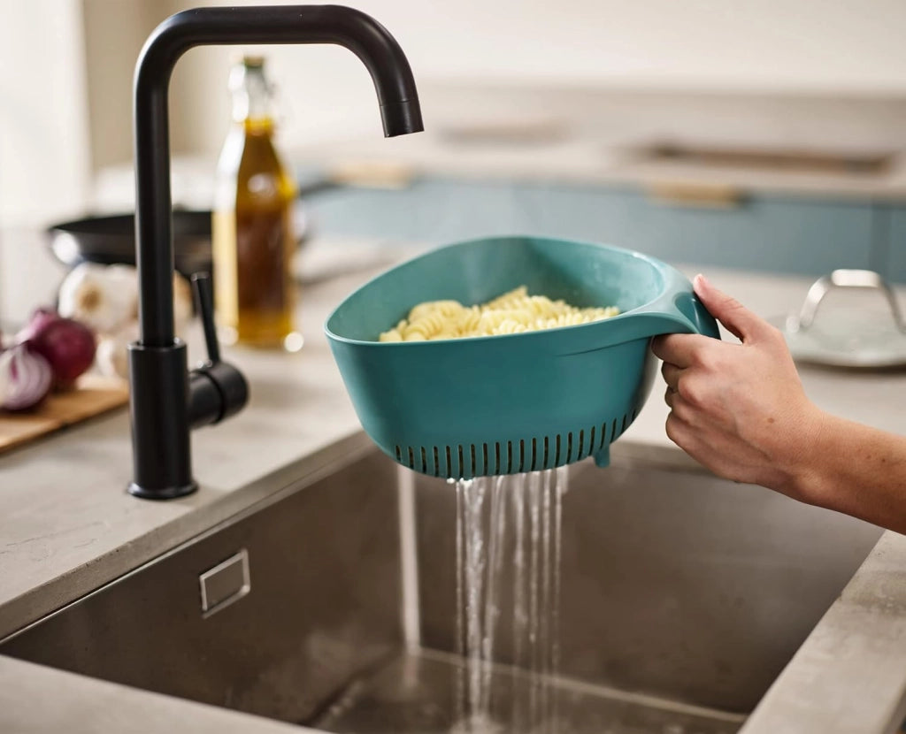 Joseph Joseph Duo Colino triangolare da lavello cucina con manico verticale, Scolapasta con angoli per facilitare la scolatura, Blu