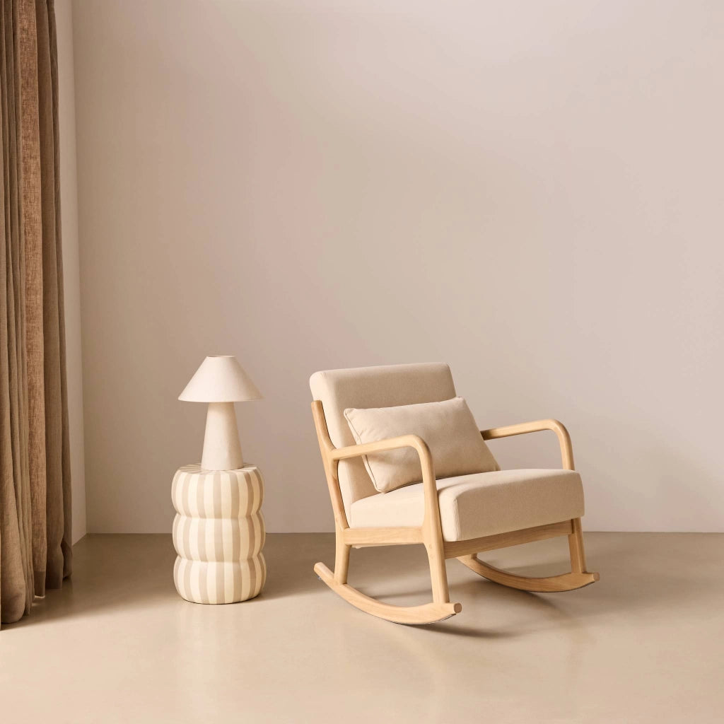 Poltrona scandinava a dondolo in legno e tessuto con braccioli, beige