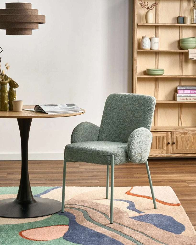 Sedia da sala da pranzo Rivestimento bouclé verde chiaro Base leggera Struttura in ferro Design retrò
