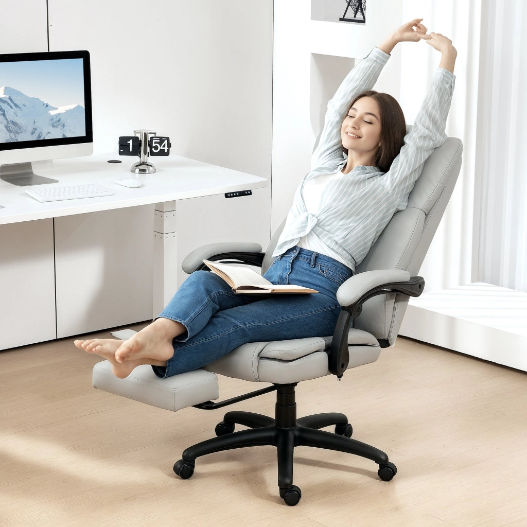Poltrona da ufficio ergonomica con massaggio, schienale reclinabile e poggiapiedi in similpelle grigio chiaro