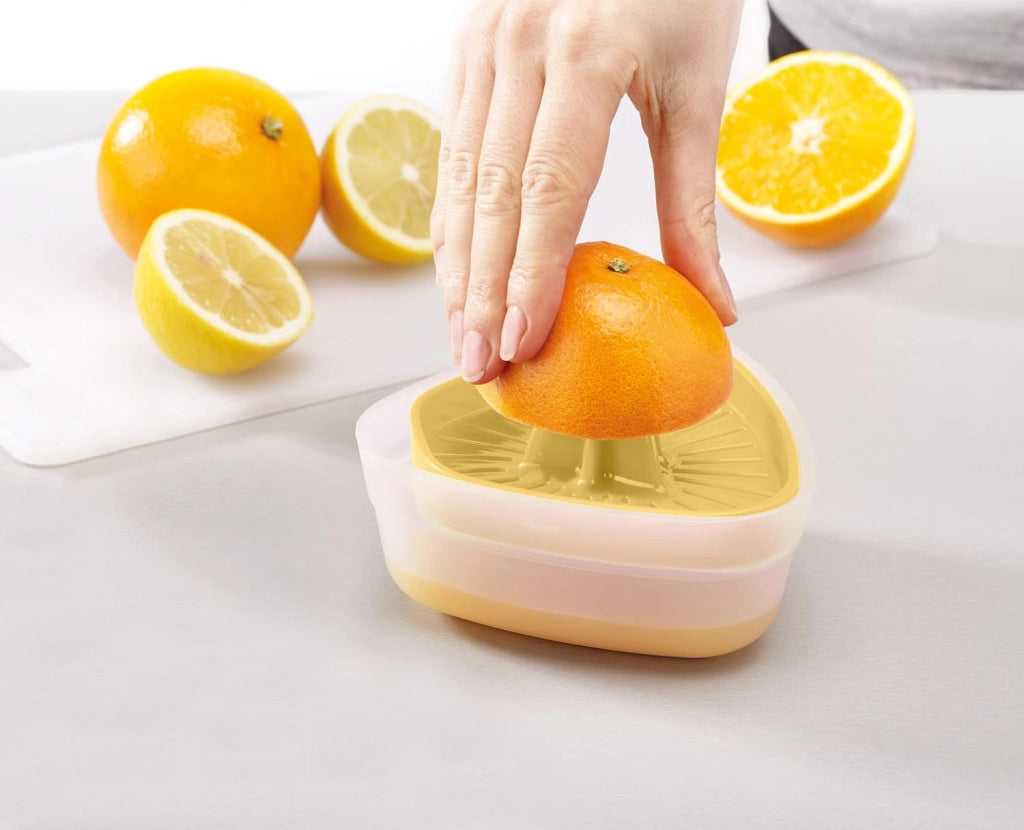 Joseph Joseph Duo Spremiagrumi Manuale con coperchio reversibile per una conservazione compatta, Spremi Limone, Agrumi, Arance, Giallo Chiaro