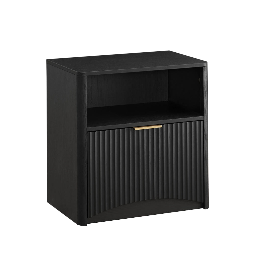 Comodino moderno in truciolare nero con cassetto aperto, maniglia dorata e design scanalato