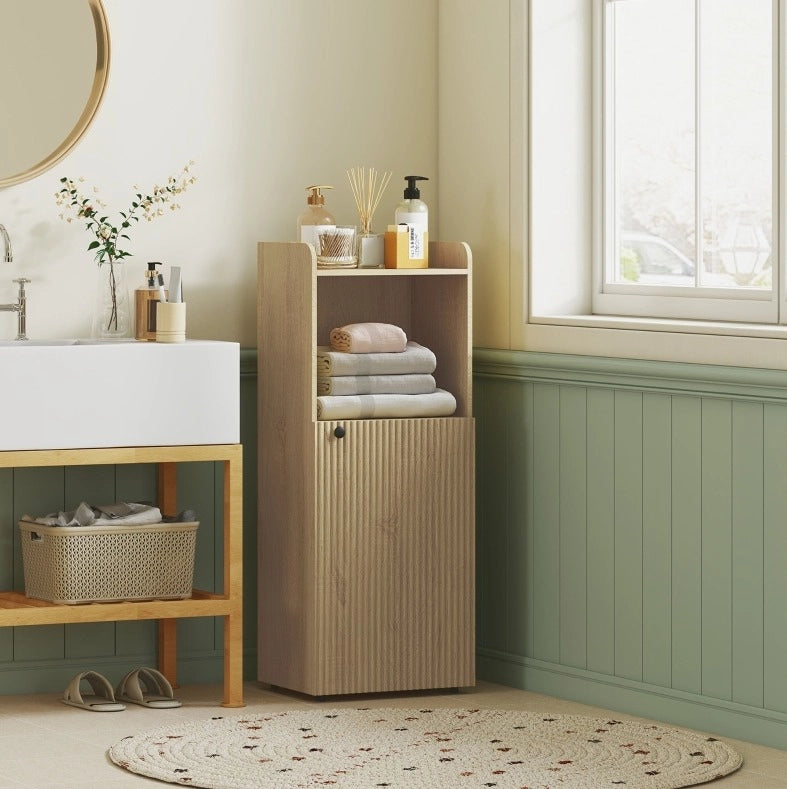 Mobile bagno salvaspazio con anta e ripiani, rovere