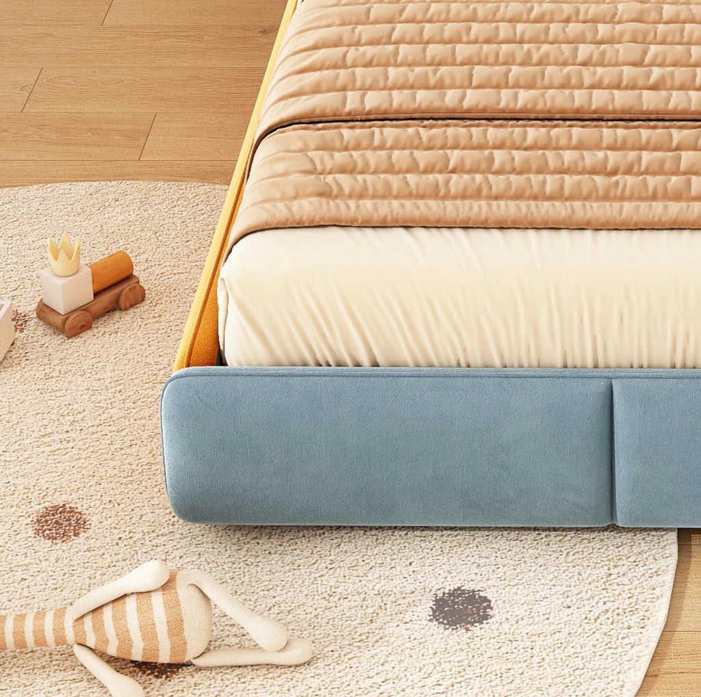Letto imbottito per bambini ULEVR 90x200 cm con sponde laterali alte, velluto patchwork blu multicolore
