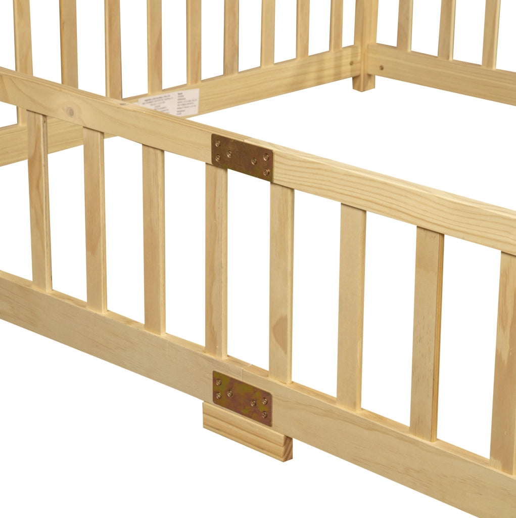 Letto a pavimento per bambini 140x200 cm con sponde di sicurezza in legno naturale
