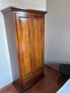 Armadio mod Avignone ingresso in legno massiccio, 2 ante noce Bassano arte povera