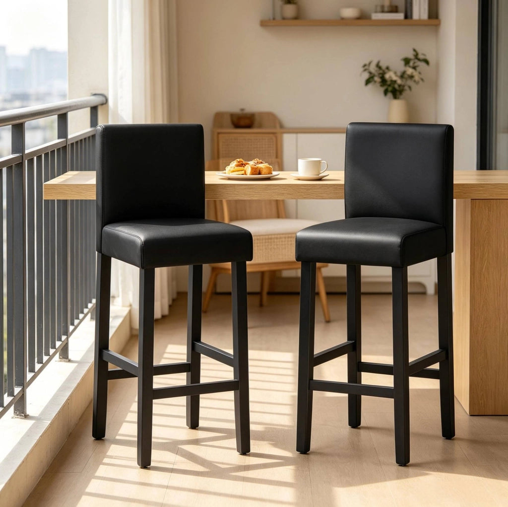 Set di 2 sgabelli da bar neri con schienale, ecopelle e gambe in legno