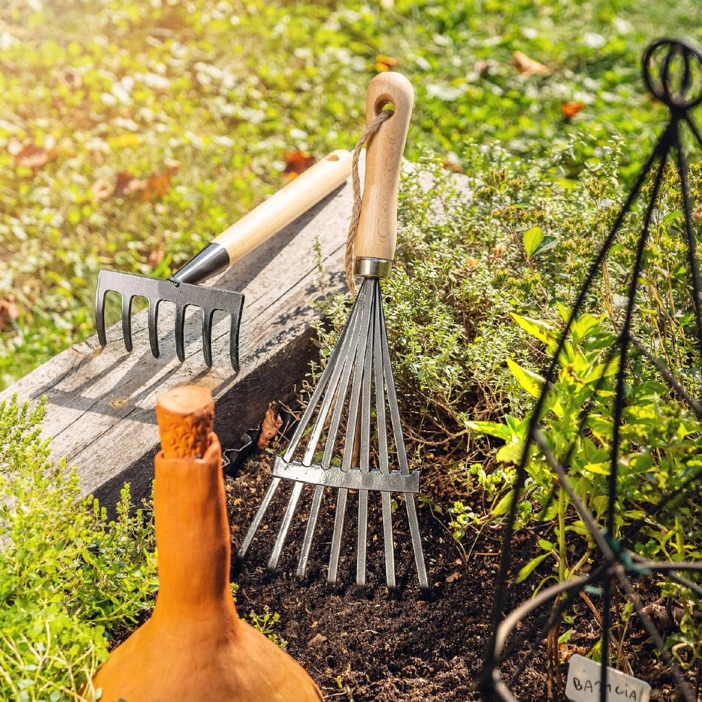 Rastrello da giardino in metallo KADAX, piccolo, 37 cm, con manico in legno a forma di ventaglio.