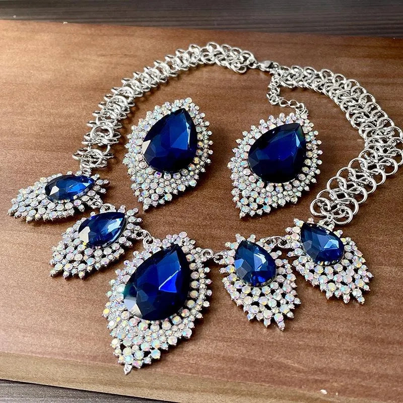 Orecchini e collana fatti a mano con cristalli blu diamante, regalo di Natale o di compleanno.